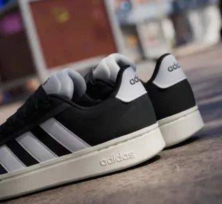 Zapatillas Adidas Negras y Blancas