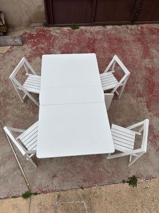Mesa plegable de madera blanca