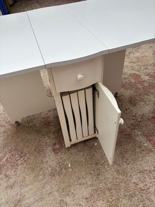 Mesa plegable de madera blanca