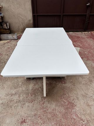 Mesa plegable de madera blanca