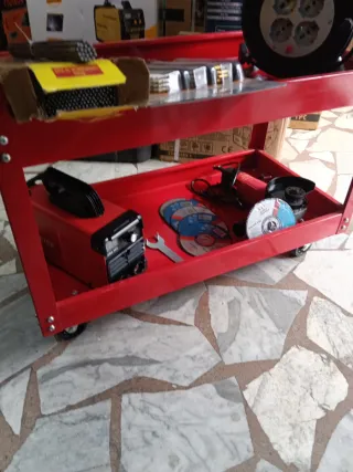 Carrello porta attrezzi con utensili