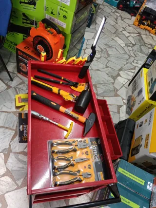 Carrello porta attrezzi con utensili