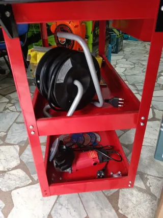 Carrello porta attrezzi con utensili