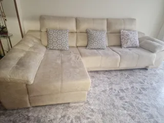 Sofá modular beige con cojines