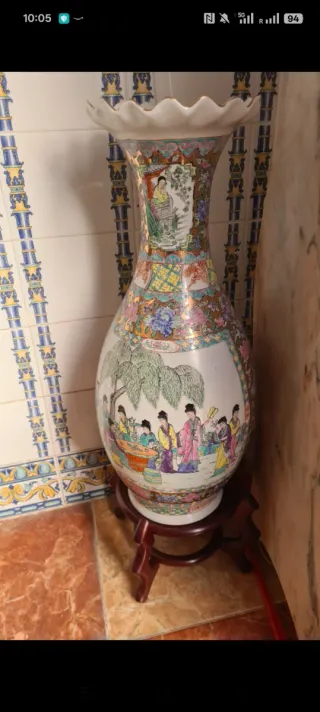 Jarrón de porcelana multicolor con soporte