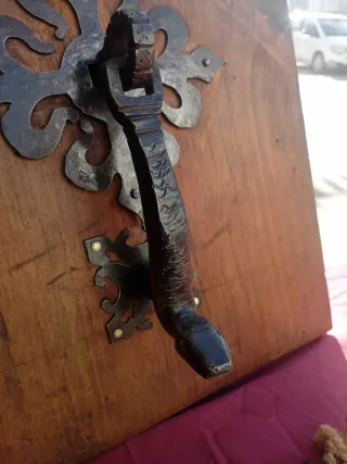 Antigüedad: Tirador de puerta forjado