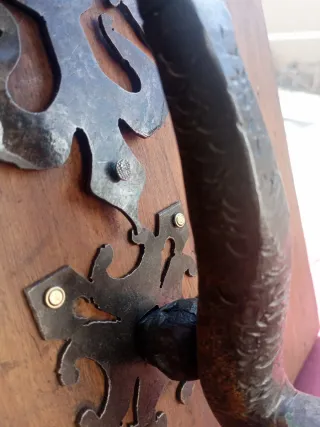 Antigüedad: Tirador de puerta forjado