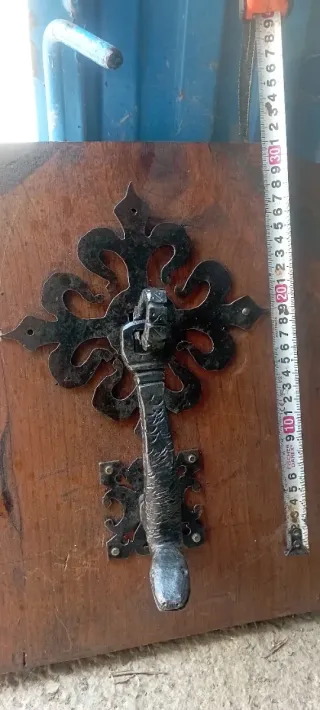 Antigüedad: Tirador de puerta forjado