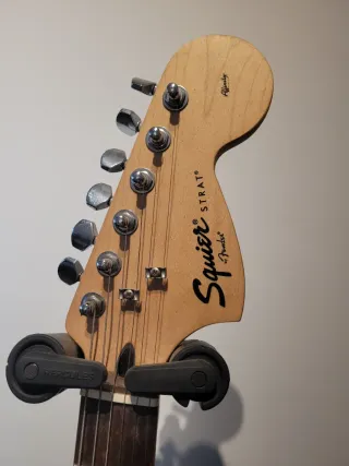 Guitarra Eléctrica Negra Fender Squier Strat