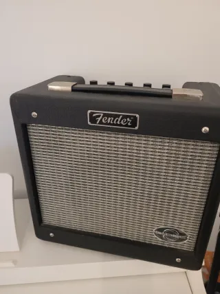 Guitarra Eléctrica Negra Fender Squier Strat