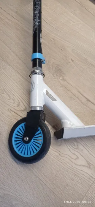 Patinete infantil blanco y azul