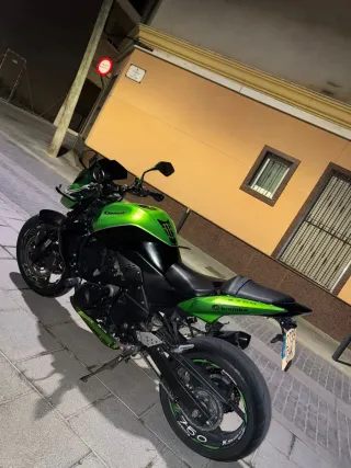 Kawasaki Z750 Negra y Verde