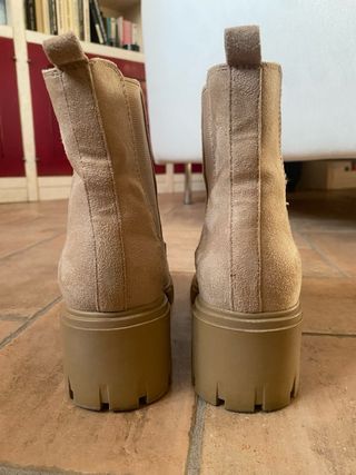 Stivaletti beige con tacco largo