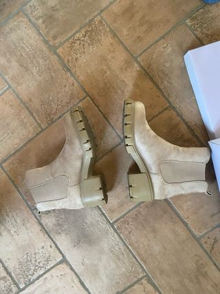 Stivaletti beige con tacco largo