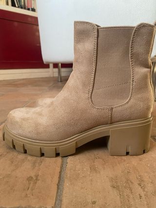 Stivaletti beige con tacco largo