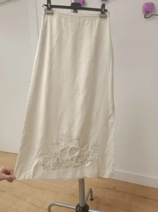 Conjunto de top y falda de lino con detalle floral