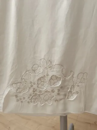 Conjunto de top y falda de lino con detalle floral