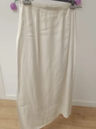 Conjunto de top y falda de lino con detalle floral