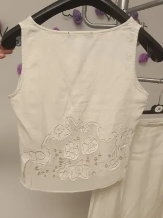 Conjunto de top y falda de lino con detalle floral