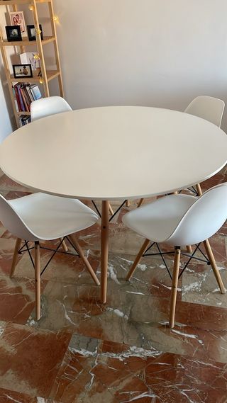 Mesa redonda y 4 sillas blancas