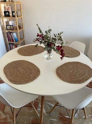 Mesa redonda y 4 sillas blancas