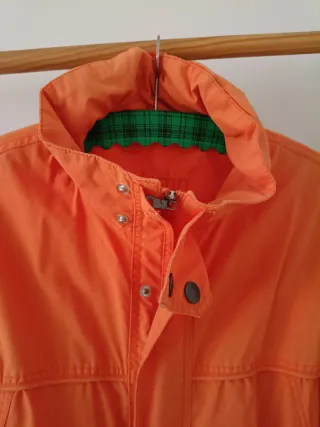 Cazadora impermeable caballero naranja