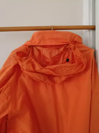 Cazadora impermeable caballero naranja