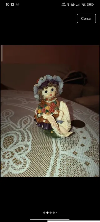 Figura de niña con flores