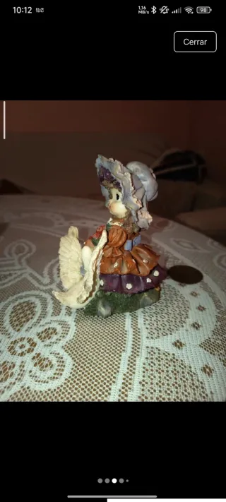 Figura de niña con flores