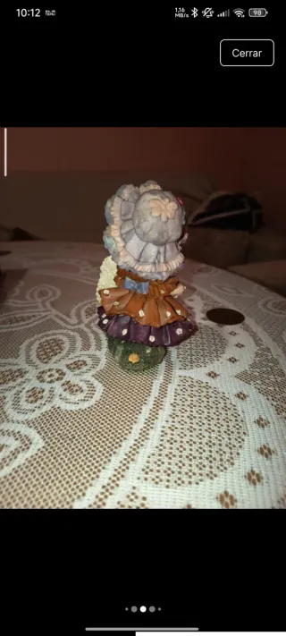 Figura de niña con flores