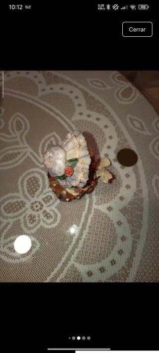 Figura de niña con flores