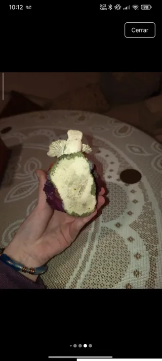 Figura de niña con flores