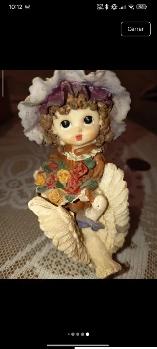 Figura de niña con flores