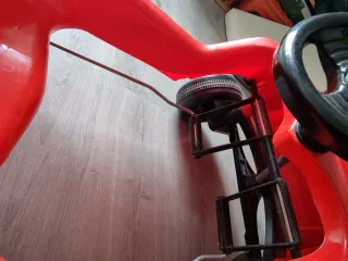 Coche de pedales rojo marca Dolu