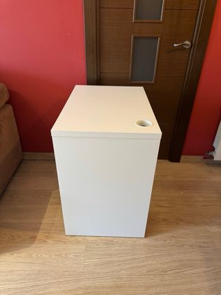 Escritorio blanco con cajón