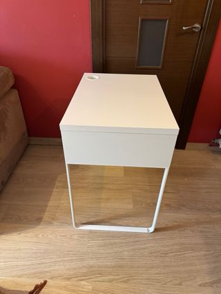 Escritorio blanco con cajón