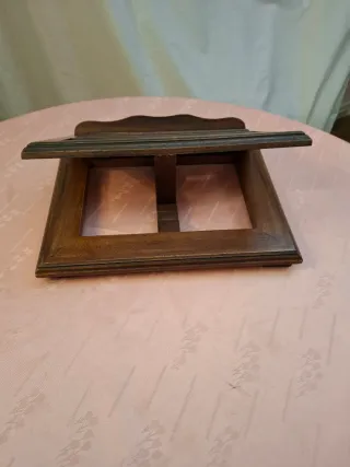 ATRIL ANTIGUO DE MADERA Y LATON, REGULABLE.