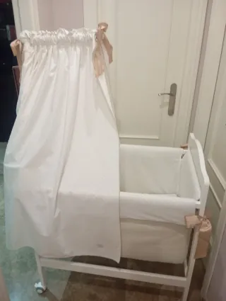 Minicuna blanca con dosel y lazos