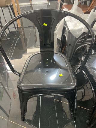 Silla metálica negra estilo industrial