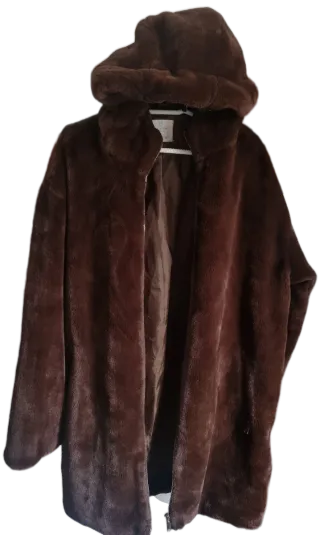 Abrigo de pelo marrón con capucha