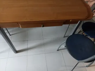 Mesa cocina extensible con 4 sillas y 2 taburetes