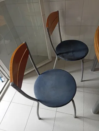 Mesa cocina extensible con 4 sillas y 2 taburetes