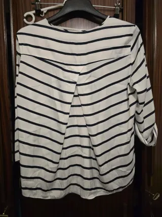 Blusa de rayas blancas y negras