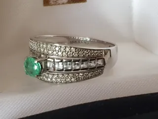 Anillo Oro Blanco 18K Esmeralda Diamantes