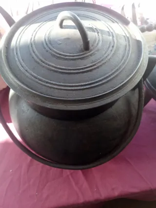 Olla de hierro antigua