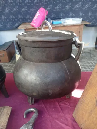 Olla de hierro antigua