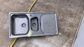 Fregadero doble de metal de acero inoxidable.