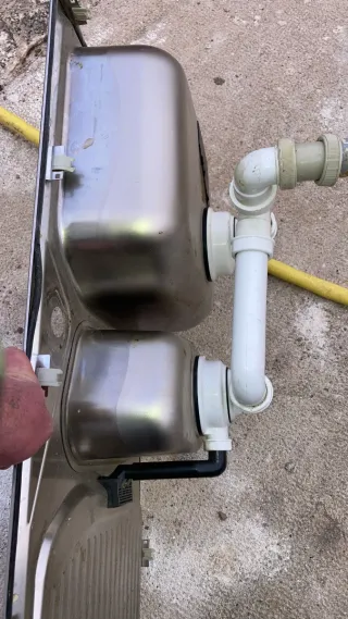 Fregadero doble de metal de acero inoxidable.