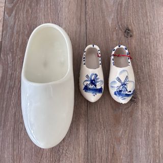 Zuecos decorativos blancos y azules