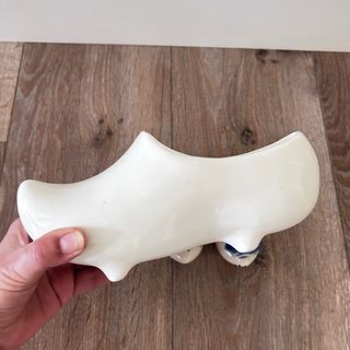 Zuecos decorativos blancos y azules